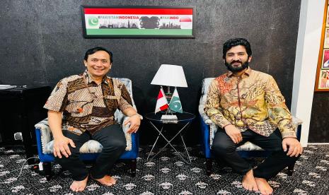 Asisten Deputi Keuangan Inklusif dan Keuangan Syariah Kementerian Koordinator Bidang Perekonomian Erdiriyo melakukan silaturahmi Ramadhan dengan pengusaha karpet asal Pakistan Atta Ul Karim pada Rabu (31/03/2023). 