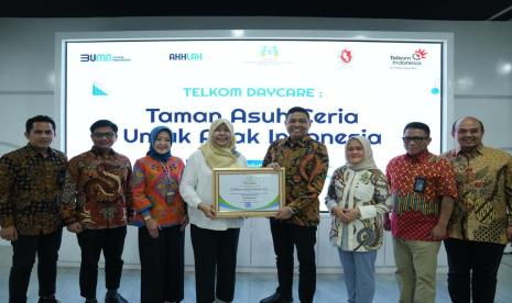 Asisten Deputi Pemenuhan Hak Anak atas Pengasuhan dan Lingkungan Kementerian PPPA RI Rohika Kurniadi Sari (keempat dari kiri) menyerahkan sertifikat TARA Ramah Anak kepada Direktur Human Capital Management Telkom Afriwandi (keempat dari kanan) didampingi Ketua Forsikatel Group Pusat Wulan Ririek Adriansyah (ketiga dari kanan) dan jajaran Senior Leader TelkomGroup di Bandung (18/9). TARA Ramah Anak merupakan peringkat tertinggi sertifikasi yang diberikan KemenPPPA RI kepada daycare atau Taman Asuh Ceria Anak di seluruh Indonesia.