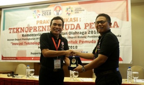 Asisten Deputi Peningkatan Iptek dan Imtak Pemuda Kemenpora Hamka Hendra Noer memberikan plakat kenang-kenangan kepada Kepala Dinas Koperasi dan UMKM Kota Manado Hendrik Warokka.