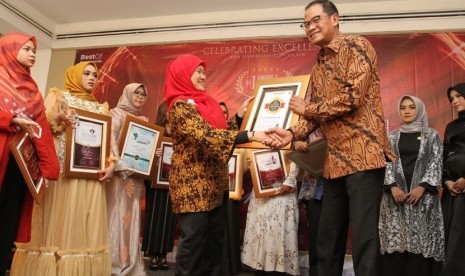 Asisten Deputi Peningkatan Kualitas SDM Perkoperasian Kementerian Koperasi dan UKM Dwi Andriani S (kiri) menyerahkan penghargaan Winner Choice 2019, Best in Indonesia Award, kepada Direktur PR & External Relation PT Lippo Karawaci Tbk Danang Kemayan Jati. Penghargaan itu untuk kategori Best In Business & Company.