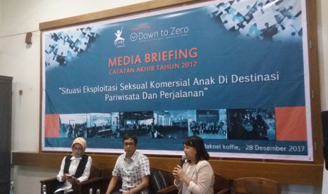 Asisten Deputi Tata Kelola Destinasi Wisata Kementerian Pariwisata (Kemenpar) Oneng Setya (kiri) dan Koordinator //Ending the Sexual Exploitation of Children// (ECPAT) Indonesia Ahmad Sofian (tengah), ketika memaparkan situasi terkini eksploitasi seksual komersial anak di destinasi pariwisata dan perjalanan Indonesia, di Bakoel Koffie Cikini, Jakarta, Kamis (28/12).