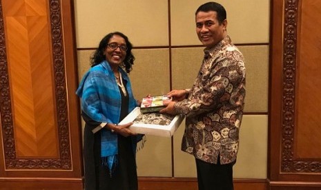 Asisten Dirjen FAO, Kundhavi Kadiresan dan Menteri Pertanian Andi Amran Sulaiman di sela acara Jakarta Food Security Summit, Kamis (8/3).