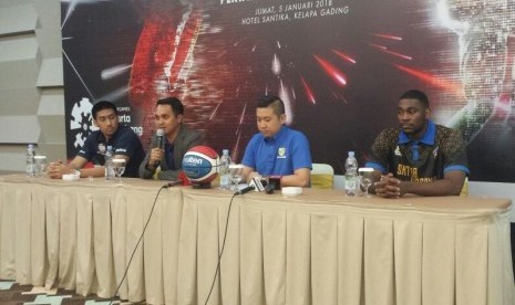 Asisten Manajer Marketing Communication Pertamina Danang Widiasurya (kedua kiri) memberikan keterangan dalam konferensi pers IBL Pertalite All Star 2018 di Jakarta, Jumat (5/1).