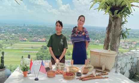 Asisten Menteri Luar Negeri Amerika Serikat bidang Pendidikan dan Kebudayaan Lee Satterfield (kanan) bersama Founder and Head of NUSA Gastronomy, Mei Batubara, dalam acara The US Embassy G20 Cultural Program Showcase di Suwatu Restaurant, Sleman, DIY, Rabu (14/9/2022).