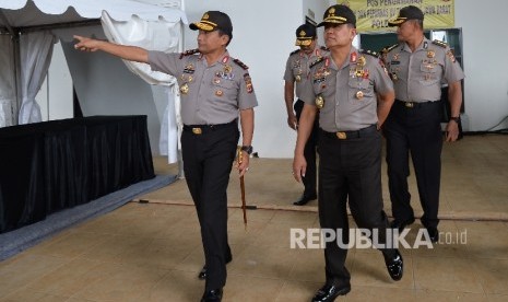 Asisten Operasi Kapolri Irjen Pol Unggung Cahyono (kedua kanan) dan Kapolda Jawa Barat Irjen Pol Bambang Waskito (kiri) 