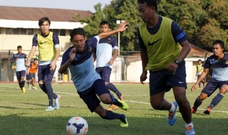 Asisten pelatih, Eko Purjianto (kanan) ikut terlibat dalam latihan timnas Indonesia. 