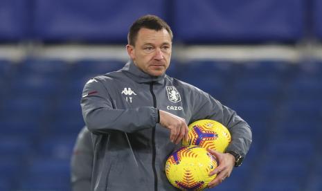  Asisten pelatih kepala Aston Villa John Terry mengambil bola selama pemanasan sebelum pertandingan sepak bola Liga Premier Inggris antara Chelsea dan Aston Villa di London, Inggris, Senin, 28 Desember 2020.