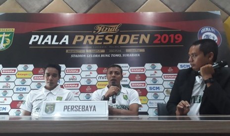 Pelatih sementara Persebaya Surabaya Bejo Sugiantoro (tengah).