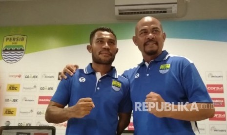 Bek Persib Bandung, Ardi Idrus (kiri).