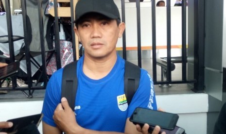 Asisten pelatih Persib Bandung, Yaya Sunarya di Bandara Husein Sastranegara, Kota Bandung, Selasa (18/2). 