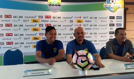 Asisten pelatih Persib Herrie Setyawan (tengah), Pemain Persib Tony Sucipto (kiri) dan Media Officer Persib Irfan Suryadireja saat konferensi pers jelang lawan PSM Makassar di Graha Persib, Selasa (4/7).