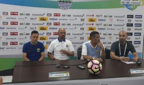 Asisten pelatih Persib Herrie Setyawan (tengah), Shohei Matsunaga (kiri) dan Manajer Persib Umuh Muchtar (kedua kanan) saat konferensi pers usai kemenangan Persib atas PSM di Stadion Gelora Bandung Lautan Api, Rabu (5/7).