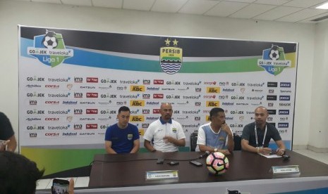 Asisten pelatih Persib Herrie Setyawan (tengah), Shohei Matsunaga (kiri) dan Manajer Persib Umuh Muchtar saat konferensi pers usai kemenangan Persib atas PSM di Stadion Gelora Bandung Lautan Api, Rabu (5/7).