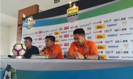 Asisten pelatih Pusamania Borneo FC Ahmad Amirudin (tengah).