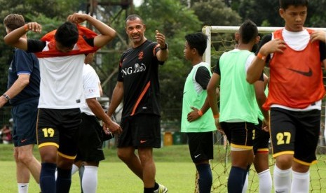 Asisten pelatih Timnas Belanda Ruud Gullit (tengah) memberikan arahan kepada peserta Choaching Clinic Timnas Belanda di Lapangan C Senayan Jakarta, Kamis (6/6).