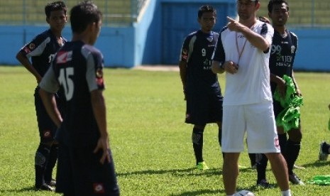 Asisten pelatih timnas Indonesia, Wolfgang Pikal (kanan).