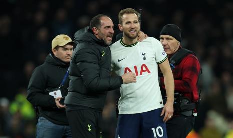 Asisten pelatih Tottenham Hotspur Cristian Stellini (kiri) mengucapkan selamat kepada kapten Harry Kane setelah golnya mengantar Spurs menang atas Manchester City, Senin (6/2/2023). Gol itu membuat Kane resmi sebagai top skor sepanjang masa Spurs.