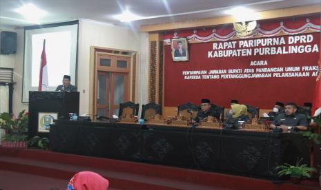 Asisten Pemerintahan dan Kesra R. Imam Wahyudi, SH, MSi yang mewakili Bupati Purbalingga saat menyampaikan jawaban Bupati Purbalingga atas pandangan umum fraksi terhadap Raperda tentang Pertanggungjawaban Pelaksanaan APBD Tahun Anggaran 2021 pada Rapat Paripurna DPRD Kabupaten Purbalingga, Jumat (17/6).