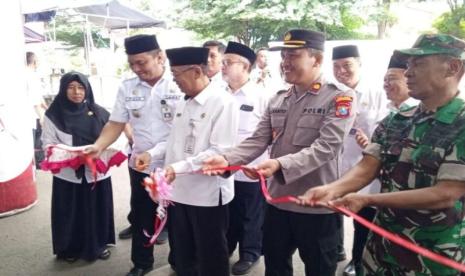 Asisten Pemerintahan dan Kesra Sekda Kabupaten Probolinggo Santiyono bersama sejumlah pejabat menggunting pita sebagai tanda dimulai nya Gebyar Takjil Ramadhan di Kota Kraksaan Probolinggo, Rabu (13/3/2024) petang. 