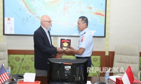 Asisten Personel Panglima TNI Marsekal Muda TNI Dedy Permadi, S.E., M.M.DS., mewakili Panglima TNI Jenderal TNI Gatot Nurmantyo menerima kunjungan Delegasi The US Capstone General And Flag Officers Course, Admiral (RET) Hendry G. Chiles, Jr. beserta rombongan di Mabes TNI, Cilangkap, Jakarta Timur, Rabu (11/10). 