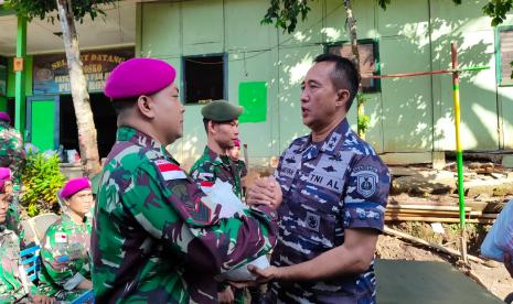Kunjungi Pos di Pulau Terluar, Aspotmar KSAL Beri Semangat ke Prajurit TNI