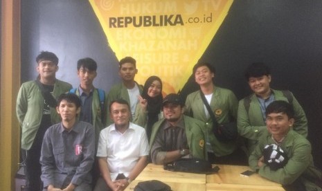 Wartawan Republika Online, Karta Raharja Ucu (kiri bawah) saat menerima kunjungan 25 mahasiswa Program Studi Ilmu Komunikasi FISIP Universitas Djuanda (Unida) Bogor, Rabu (5/12) ke redaksi Republika di Gedung Republika, Pejaten, Jakarta Selatan