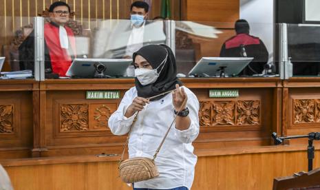 Asisten rumah tangga Ferdy Sambo dan Putri Candrawathi, Susi, usai bersaksi dalam sidang kasuspembunuhan berencana Brigadir Nofriansyah Yosua Hutabarat dengan terdakwa Bhayangkara Dua Richard Eliezer Pudihang Lumiu di PN Jakarta Selatan, Jakarta, Senin (31/10/2022). Majelis Hakim Wahyu Iman Santoso memberi teguran kepada Susi dengan jerat pidana kesaksian palsu setelah dia dianggap tak konsisten atau berubah-ubah saat memberikan keterangan dalam sidang pembunuhan berencana Brigadir Nofriansyah Yosua Hutabarat. 