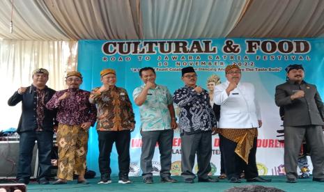 Asisten Staf Khusus Wakil Presiden RI Guntur Subagja Mahardika (ketiga dari kiri) hadir di acara Cultural & Food - Road to Jawara Satria di Wisata Petapan Desa Gerduren, Purwojati, Kabupaten Banyumas, Jawa Tengah, Selasa (20/9/2022).