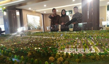 Asisten Vice President Strategic Residential PT Agung Podomoro Land, Agung Wirajaya, sedang menunjukan rencana pembangunan Buah Batu Park di Bandung Selatan, Seluas 100 hektare, akhir pekan lalu.