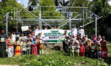 Askar Kauny membangun rumah tahfizh darurat di Desa Lende Tovea Kecamatan Sirenje Kabupaten Donggala Sulawesi Tengah yang terdampak gempa bumi Selasa (13/11).