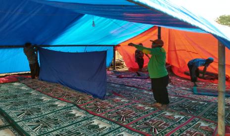 Askar Kauny membantu mendirikan mushala dan MCK sementara di lokasi   pengungsian Timbo Abu Ateh, Pasaman Barat, Sumatera Barat, Ahad (27/2).