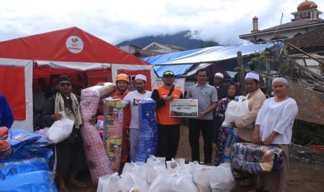 Askrindo melalui Rumah Zakat menyerahkan bantuan gempa di Kampung Babakan Nagrog.