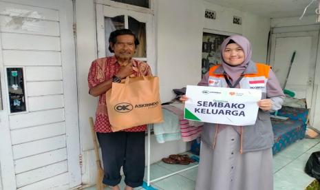 Askrindo menggandeng Rumah Zakat untuk berbagi kebahagiaan dengan menyalurkan sebanyak 400 paket sembako keluarga. 