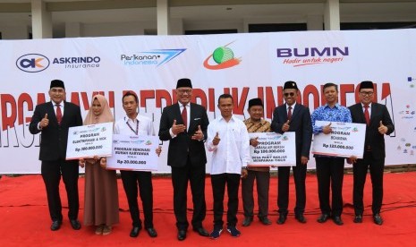 Askrindo, Perum Perindo, dan PTPN XIII memberikan bantuan kepada masyarakat seusai pelaksanaan upacara kemerdekaan di Mempawah, Kalimantan Barat, Sabtu (17/8).