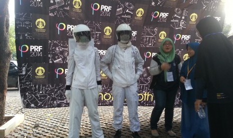 Aslamic dan Muhamad Dio Danarianto berpakaian ala astronot di Universitas Indonesia