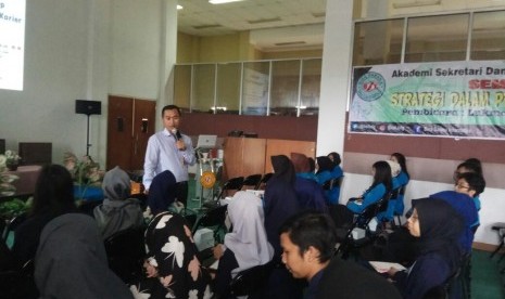 ASM Bandung menyelenggarakan seminar karir bagi mahasiswanya sebelum lulus kuliah.   