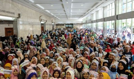 Asma Nadia dan Helvy Tiana Rosa bersama ratusan pengunjung Islamic Book Fair (IBF) 2018 membuat rekaman 