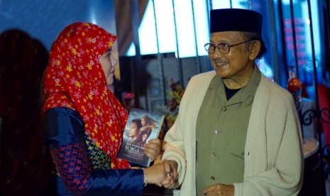 Asma Nadia (kiri) bersama Presiden ketiga RI BJ Habibie