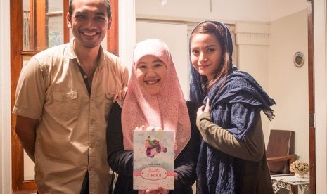 Asma Nadia (tengah) bersama artis film 