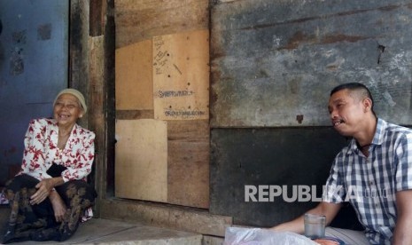 Asmariah (75 tahun) dan Muhiddin, warga Kampung Bebek, Kelurahan Kedung Halang, Kecamatan Tanah Sareal, Kota Bogor, saat menceritakan suka-duka tinggal di kawasan langganan banjir.