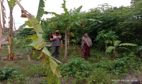 Asmika Rahman selaku Relawan Rumah Zakat meninjau langsung lokasi pembangunan kebun gizi Subur Makmur dan didampingi oleh Mis salah satu anggota sekaligus pemilik lahan dari kebun gizi Subur Makmur yang akan dibangun, Jum’at (09/10).