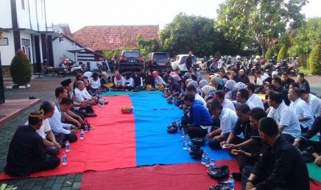 ASN Kecamatan Jatiluhur Purwakarta mengelar apel pagi dan makan nasi uduk bersama unsur Muspika, kepala desa dan aparat lainnya di hari pertama masuk kerja pascalibur tahun baru, Selasa (2/1)