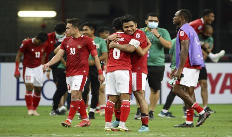 Asnawi Mangkualam dari Indonesia, kanan, memeluk Evan Dimas Darmono dari Indonesia setelah mengalahkan Singapura pada pertandingan leg kedua semifinal AFF Suzuki Cup 2020 antara Indonesia dan Singapura di Singapura, Sabtu, 25 Desember 2021.