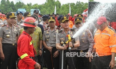 ASOPS Kapolri Irjen M Iriawan (tengah) beserta pejabat Polri lainya mencoba alat pemadam kebakaran hutan dan lahan (Karhutla) saat Apel Pencegahan Karhutla menuju Riau bebas asap di Desa Rimbo Panjang, Kabupaten Kampar, Riau (ilustrasi)