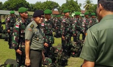 Asops Panglima TNI Mayjen Indra Hidayat di Mako Yonif 527, Lumajang.