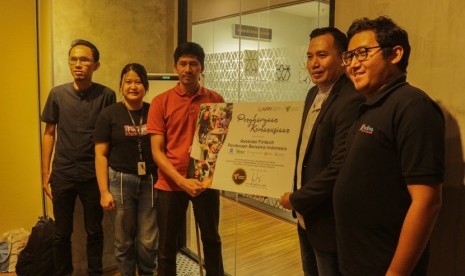 Asosiasi Fintech Pendanaan Bersama Indonesia (AFPI) menyalurkan sejumlah bantuan kepada masyarakat yang terdampak bencana banjir di Jabodetabek kepada Dompet Dhuafa, kemarin di Centennial Tower lvl 29, Jl Gatot Subroto Kav 24-25, Setiabudi , Jakarta Selatan (Selasa, 17/2).