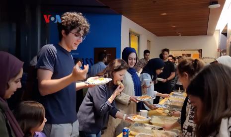  Asosiasi Mahasiswa Muslim Princeton University  memperkenalkan tradisi iftar dari berbagai negara