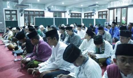 Asosiasi Pelaku Industri Halal Indonesia (APIHI) bekerjasama dengan Keluarga Mahasiswa Nahdlatul Ulama (KMNU) IPB menggelar acara Istighitsah, Sholawatan, dan Do'a Bersama bertema *