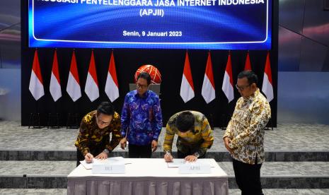 Asosiasi Penyelenggara Jasa Internet Indonesia (APJII) membuat Nota Kesepahaman dengan PT Bursa Efek Indonesia (BEI). Nota kesepahaman ini ditandatangani Ketua Umum APJII, Muhammad Arif, dengan Direksi BEI, I Gede Nyoman Yetna dan Jeffrey Hendrik.