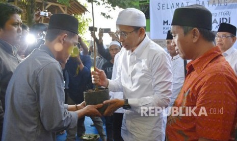 Asosiasi Petani Berkah Alam Tasikmalaya menyampaikan dukungannya kepada Gubernur NTB TGH Muhammad Zainul Majdi atau Tuan Guru Bajang (TGB) untuk maju dalam pemilihan Presiden dan Wakil Presiden (Pilpres) 2019 di Ponpes  Cintawana, Tasikmalaya, NTB, Kamis (15/3).